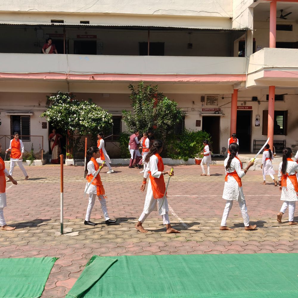 हरदा में दुर्गा वाहिनी ने किया शौर्य पथ संचलन:300 से ज्यादा युवतियों ने तलवारों के साथ किया प्रदर्शन