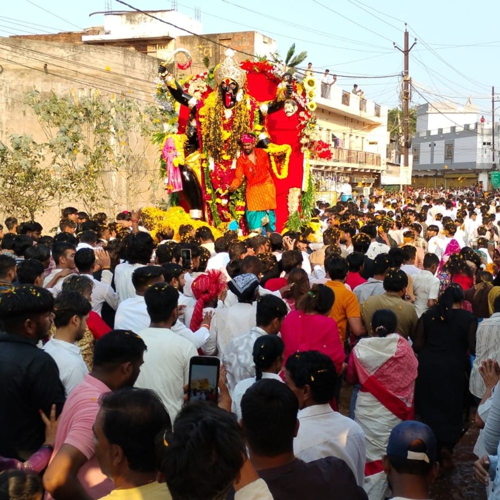 शिवपुरी में मां काली का विसर्जन जुलूस निकला:करैरा में माता को कंधे पर लेकर चले भक्त, डीजे नहीं बजाया