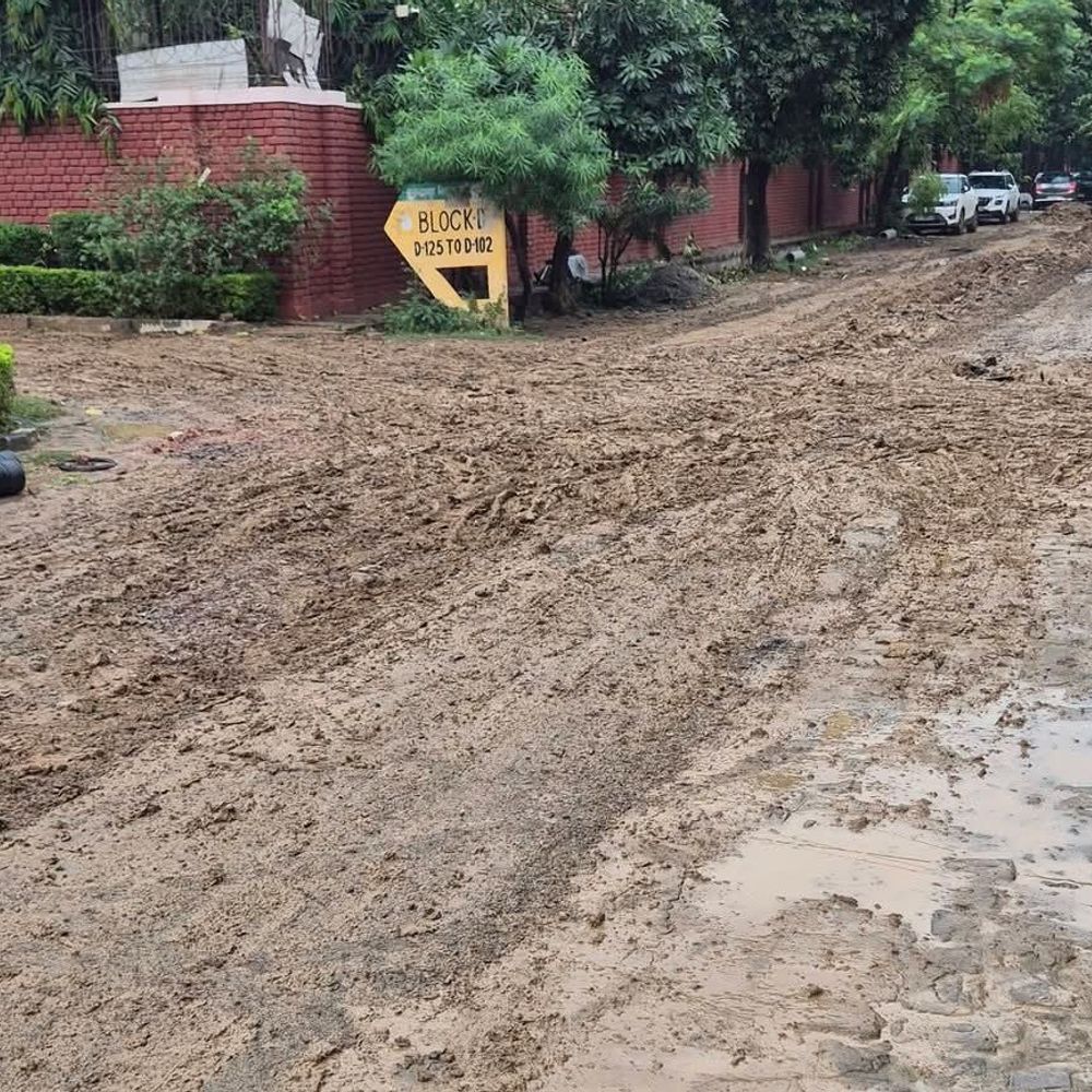 पॉश कॉलोनी यमुनापुरम में बारिश से दलदल:बुलंदशहर में सीवर लाइन के लिए खोदी सड़कें बनीं मुसीबत