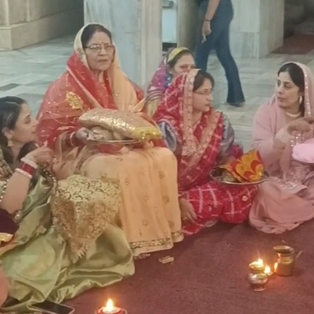 मुरादाबाद में चांद देखकर महिलाओं ने खोला करवाचौथ का व्रत:छलनी से पति का चेहरा देखा, मंदिरों में पूजा कर परिवार की खुशहाली मांगी