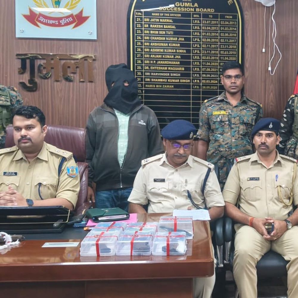 गुमला में कार से हथियार और गोलियां मिलीं:राजेन्द्र यादव गिरफ्तार; रोहित शर्मा समेत अन्य फरार, AK-56 और कारबाइन जब्त