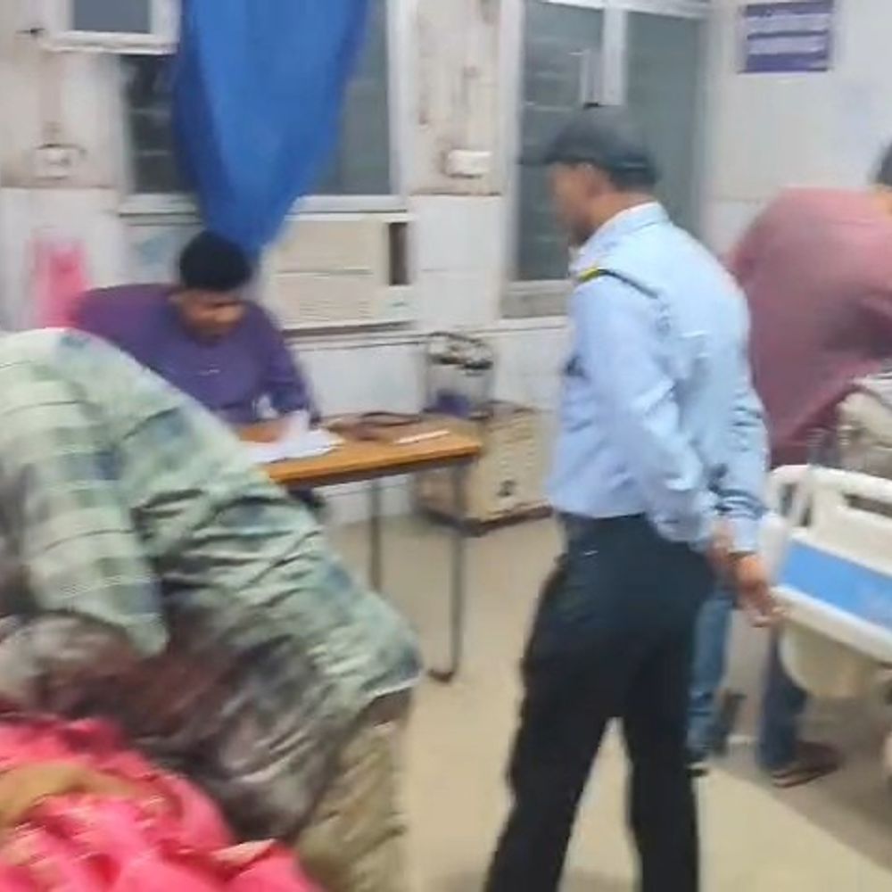 जमुई में चलती ऑटो से थूकने के दौरान हादसा:स्टेरिंग मुड़ने से पलटी गाड़ी, चालक समेत एक परिवार के 4 लोग घायल, सभी रेफर