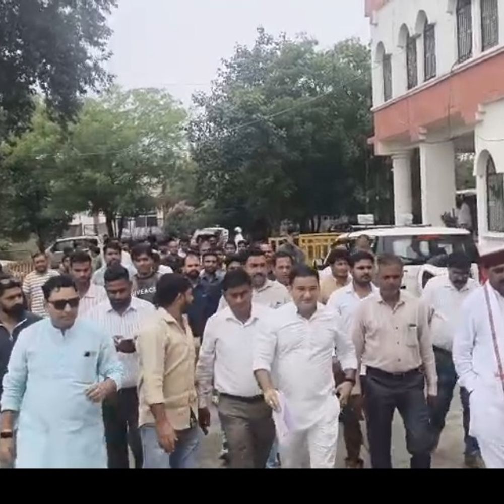 सीहोर में गड्ढे में बाइक गिरने से महिला की मौत:ज्ञापन देकर परिवार को मुआवजा और पति को नौकरी देने की मांग