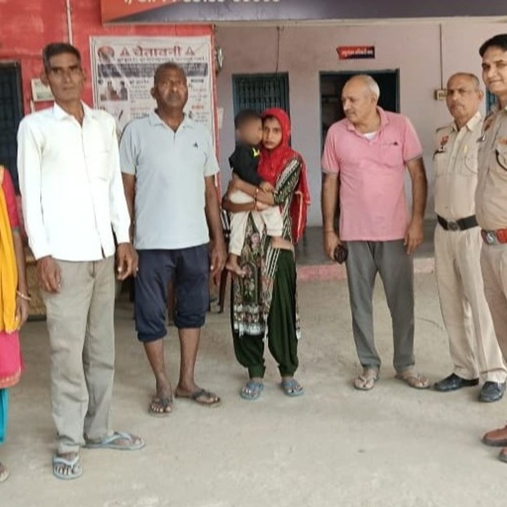 ननिहाल से लापता हुई 2 साल की बच्ची मिली:पलवल पुलिस ने परिजनों को सौंपा; खेलते हुए घर से बाहर निकली, फिर भटकी