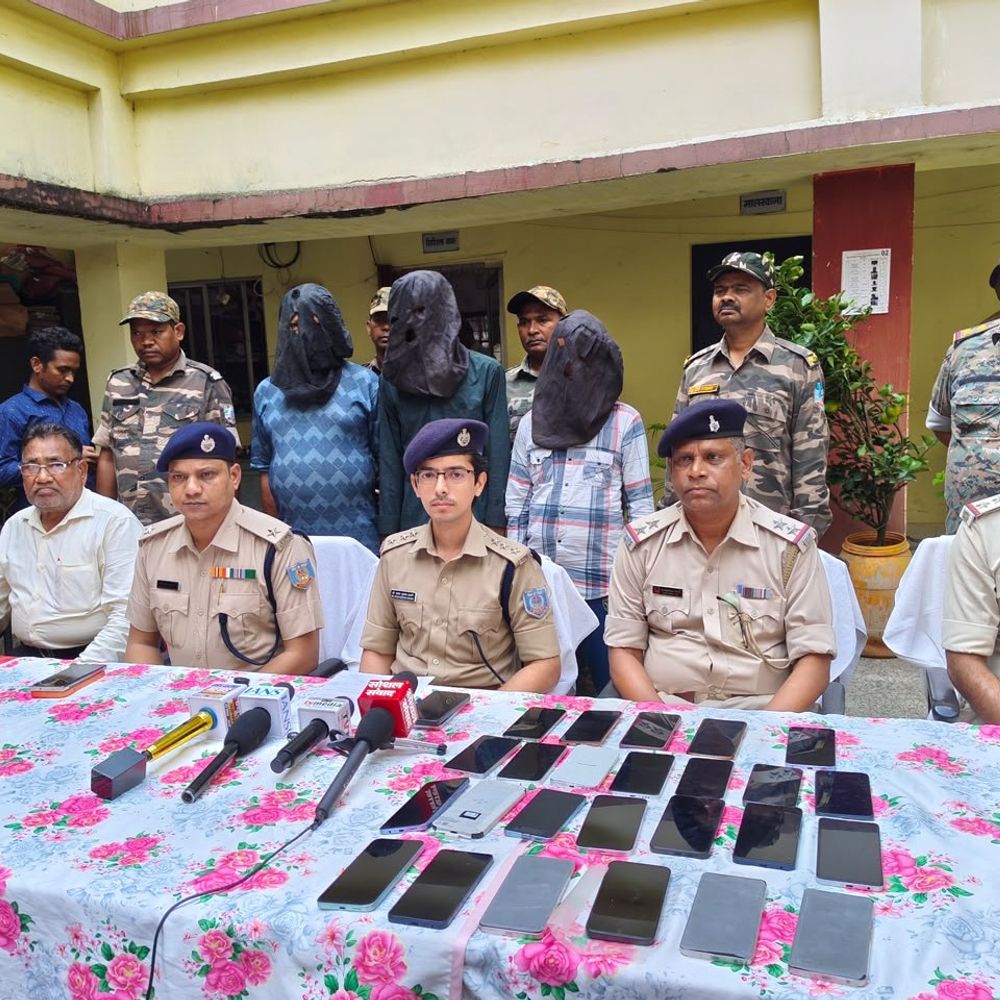 चक्रधरपुर में रेशमी इलेक्ट्रॉनिक्स से 52 मोबाइल चोरी मामला:अंतरराष्ट्रीय चोर गिरोह का खुलासा; बिहार के 3 आरोपी गिरफ्तार, 2 की तलाश जारी