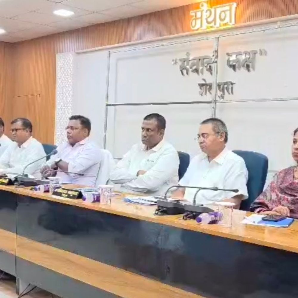 शेखपुरा में स्कूलों के पास बनेंगे जेब्रा क्रॉसिंग:डीएम ने सड़क सुरक्षा समिति की बैठक में दिए निर्देश, अतिक्रमण पर होगी कार्रवाई