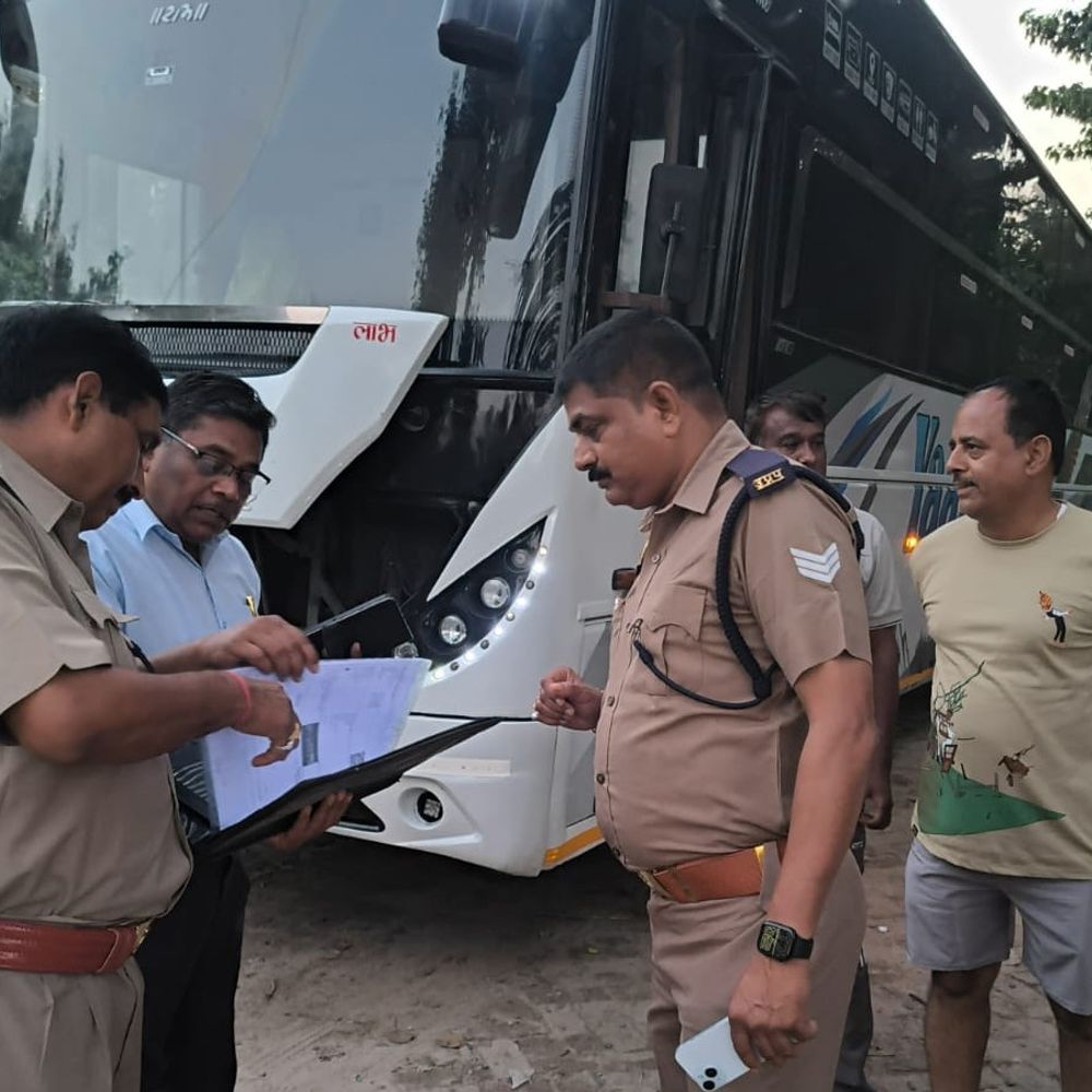 अयोध्या में परमिट खत्म बस सीज, 60-यात्री हाईवे पर उतारे:ARTO ने की कार्रवाई, महिला-बच्चों को घंटों करना पड़ा दूसरी बस का इंतजार