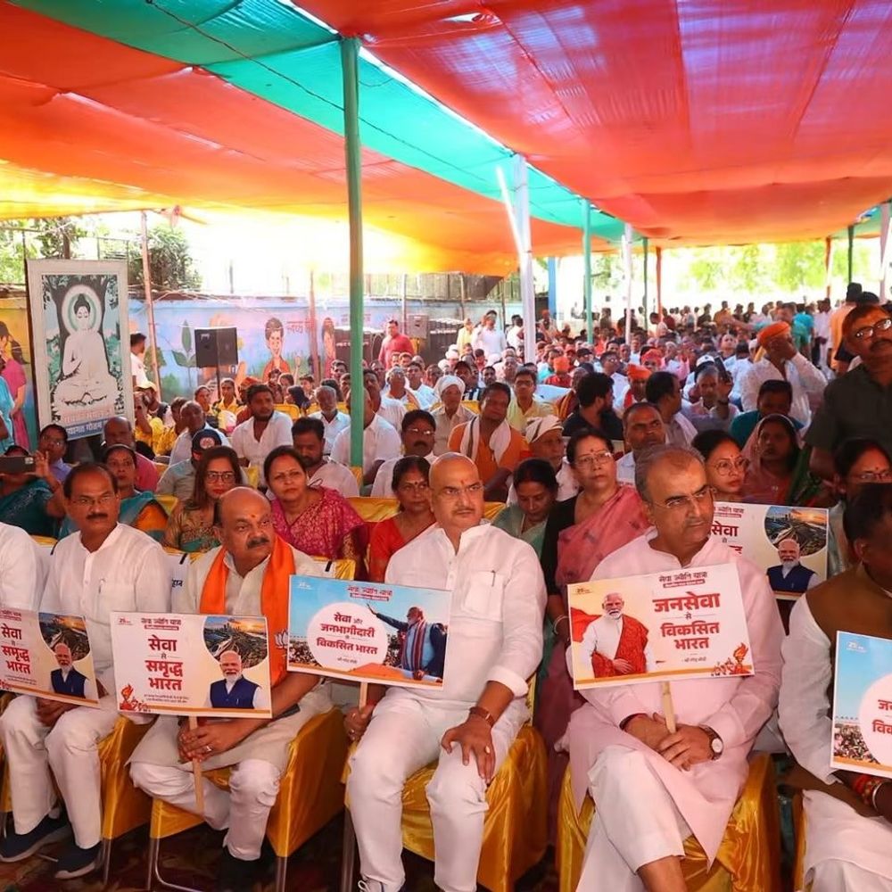 सीवान-मोदी के 25 साल के जनसेवा पर निकली मशाल यात्रा:बबुनिया मोड़ का नाम ‘सेवा ज्योति चौक’ करने का ऐलान; मंत्री-विधायक भी हुए शामिल