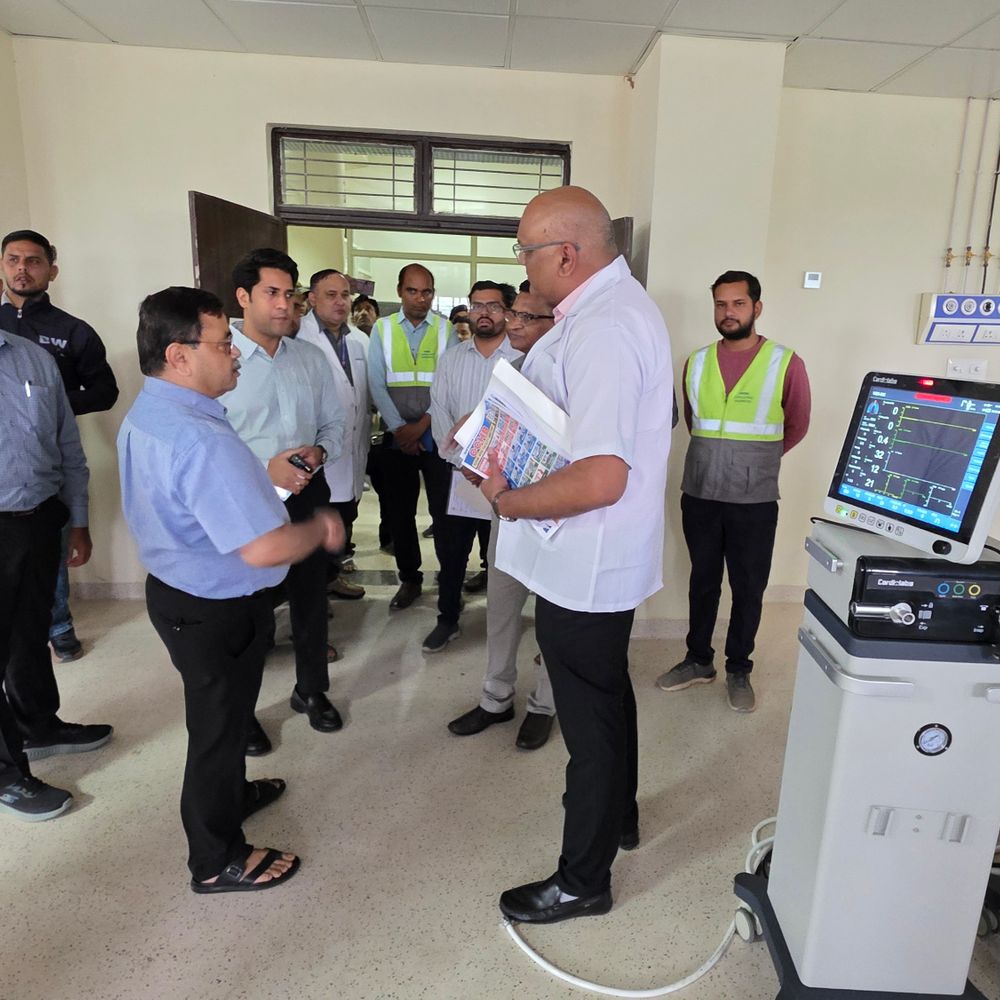 कमिश्नर ने अस्पताल निर्माण की फिनिशिंग पर सवाल उठाए:छतरपुर जिला अस्पताल में टाइल्स-पत्थरों का डिजाइन 25-30 साल पुराना बताया; सुधार के निर्देश दिए