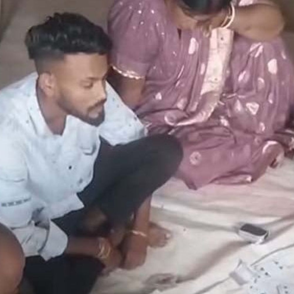 महिला पंच के घर जुआ खेलते 8 लोग पकड़े गए:बालाघाट में पुलिस को 6 मोबाइल, 2 बाइक और 24 हजार रुपए मिले