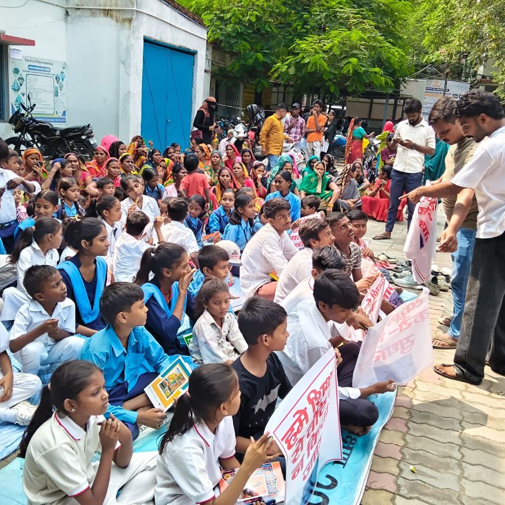 सीवान-‘जर्जर भवन, पेड़ के नीचे पढ़ाई’, छात्रों का प्रोटेस्ट:आइसा-आरवाईए का ‘स्कूल ठीक करो’ अभियान; बीईओ को घेरा