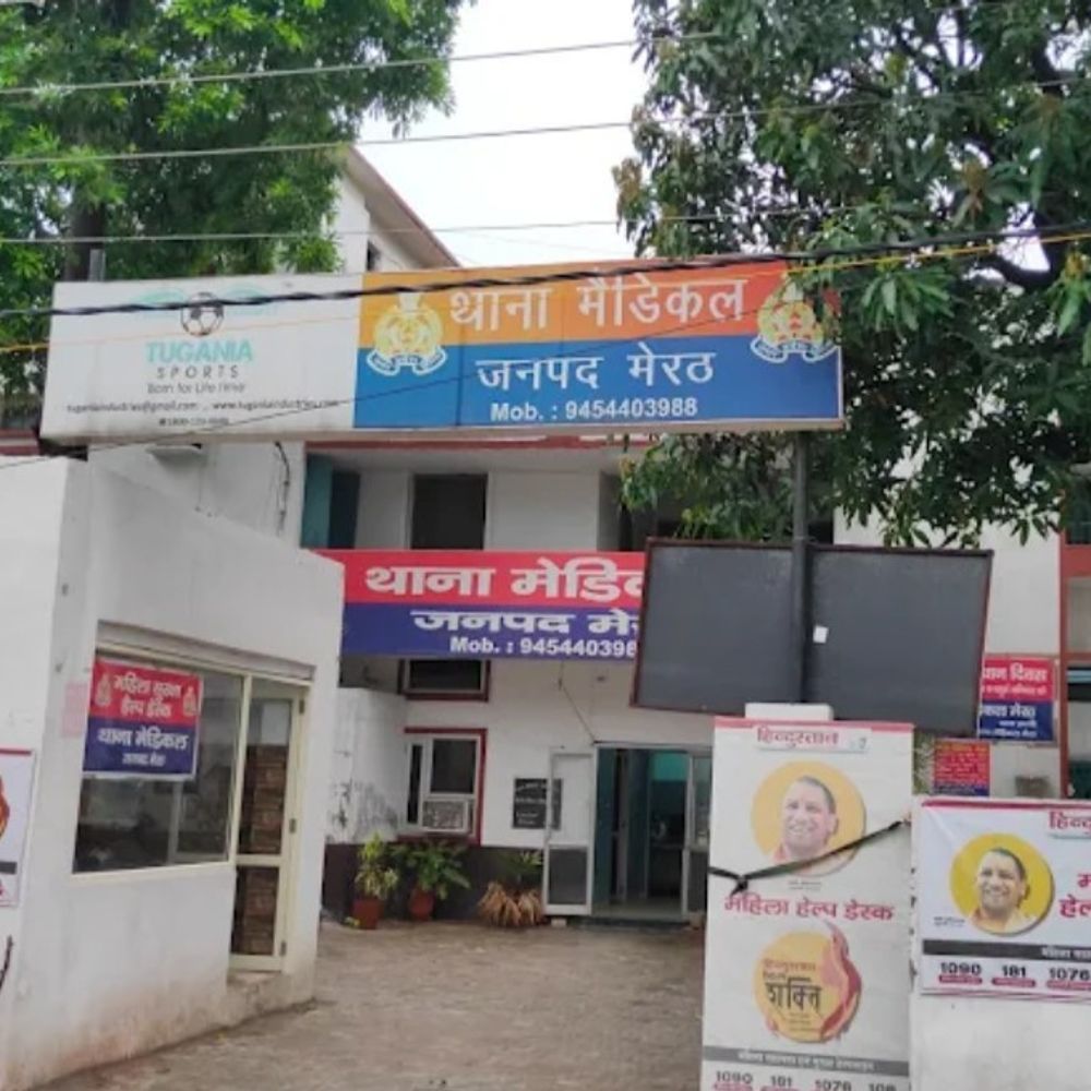 मेरठ में पुरानी रंजिश में फायरिंग, दो युवक घायल:कार पर गोलियां लगीं, पिस्टल की बट से सिर पर हमला कर आरोपी भागे; 9 पर केस