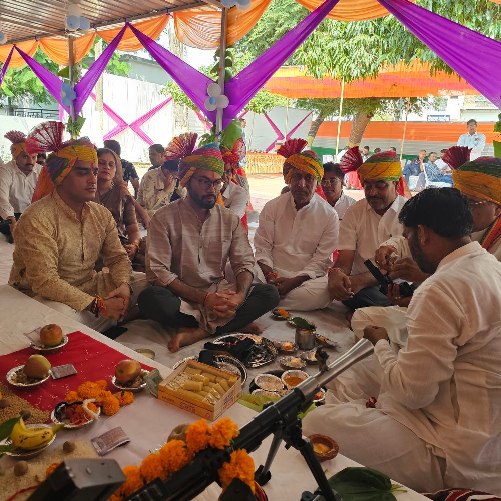 मंदसौर पुलिस लाइन में विजयदशमी पर हुआ शस्त्र पूजन:सांसद, विधायक और अधिकारियों ने हवन में आहुति दी; पुलिसकर्मियों ने हर्ष फायर किया