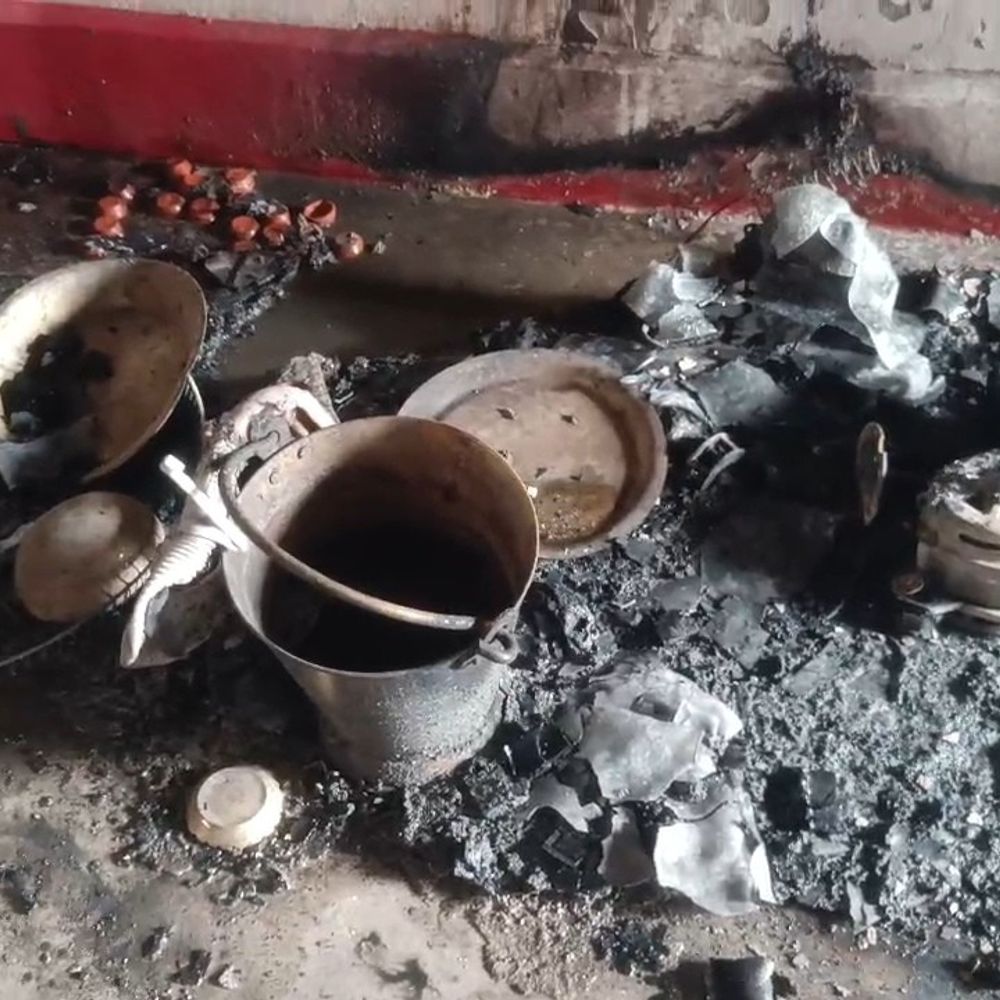 नवादा में पूजा के दीये से लगी आग:लाखों का सामान जलकर राख, टीवी-फ्रिज और वाशिंग मशीन जली