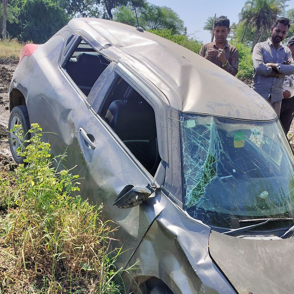 नीलगाय सामने आने से बेकाबू हुई कार खेत में उतरी:प्रतापगढ़ के जाजली-बेड़मा रोड पर हुआ हादसा, बड़ा हादसा टला