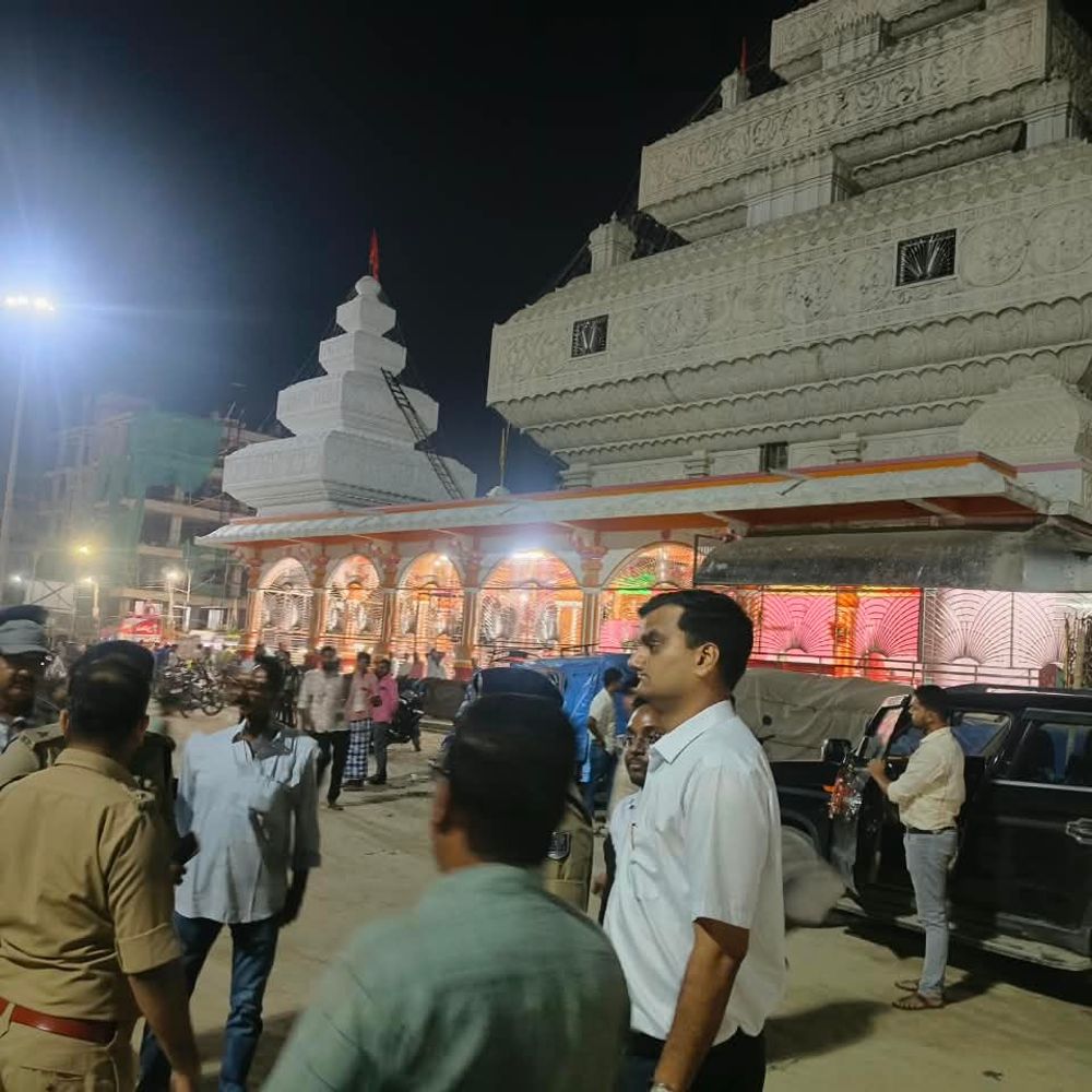 कटिहार में दुर्गा पूजा की सुरक्षा पर प्रशासन अलर्ट:डीएम-एसपी ने पूजा पंडालों का लिया जायजा, पंडालों से हटेंगे पुराने बिजली के तार