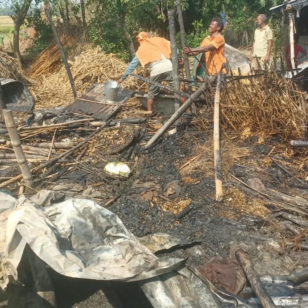 बुधामा पंचायत के सकींचन मुशहरी टोला में आग:चार घर जलकर राख, हजारों का सामान नष्ट; सीओ ने तुरंत राहत का भरोसा दिया
