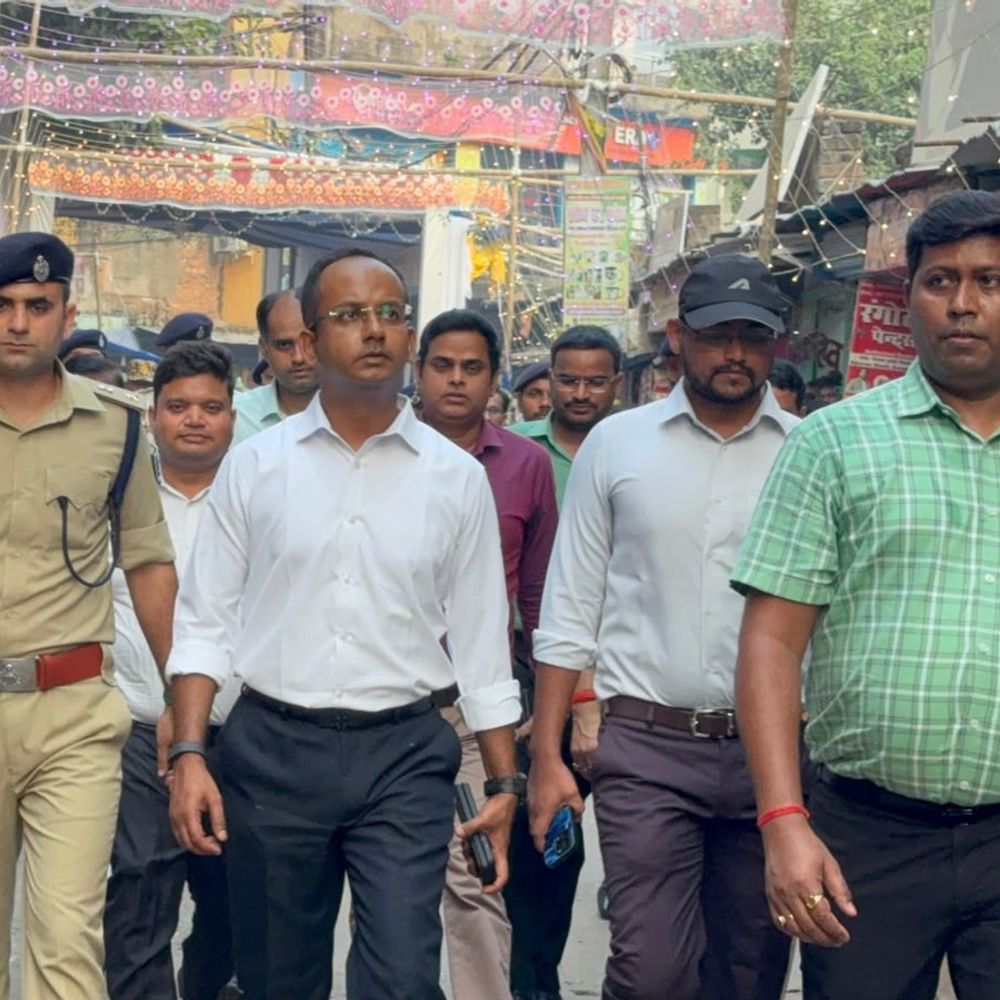 नवादा- दुर्गापूजा को लेकर DM-SP ने किया फ्लैग मार्च:समाहरणालय से स्टेशन रोड तक निकले अधिकारी; सोशल मीडिया पर अफवाह फैलाने वालों पर होगी कार्रवाई
