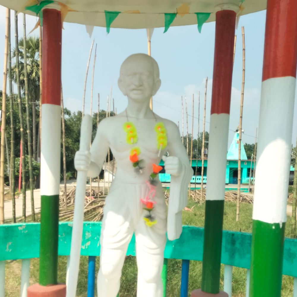 गांधी जयंती पर बेगूसराय में महात्मा गांधी को श्रद्धांजलि:परना पंचायत में लोगों ने माल्यार्पण कर उनके विचारों पर चर्चा की