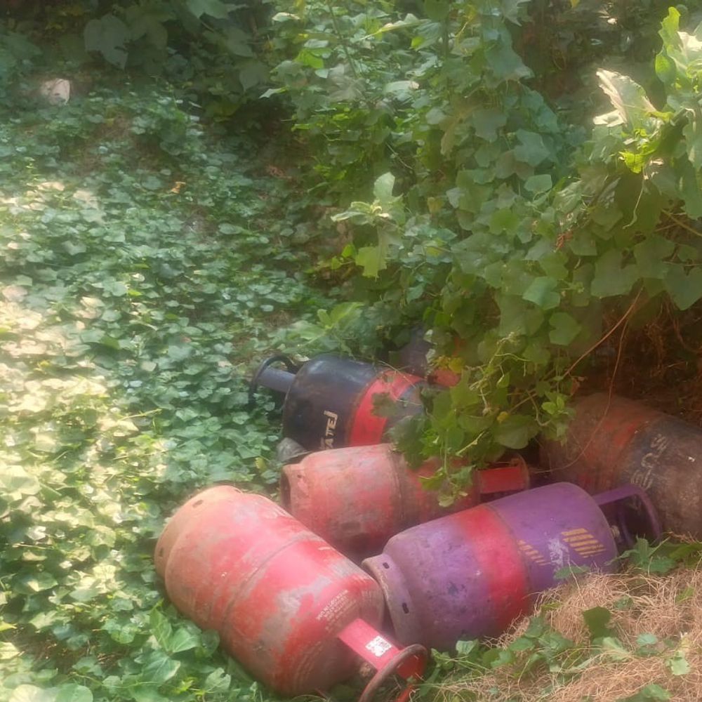 गया में अवैध गैस रिफिलिंग के दौरान लगी आग:5 लोग झुलसे, 3 की हालत गंभीर; पटना रेफर, मौके से 19 सिलेंडर मिलने की सूचना