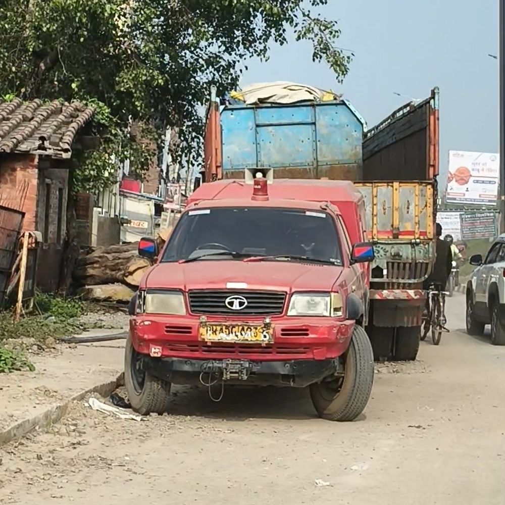 कुदरा थाने के पास फुटपाथ पर जब्त ट्रक खड़ा:कैमूर में पैदल चलने वालों का रास्ता बंद, पहले भी हो चुकी है मौत