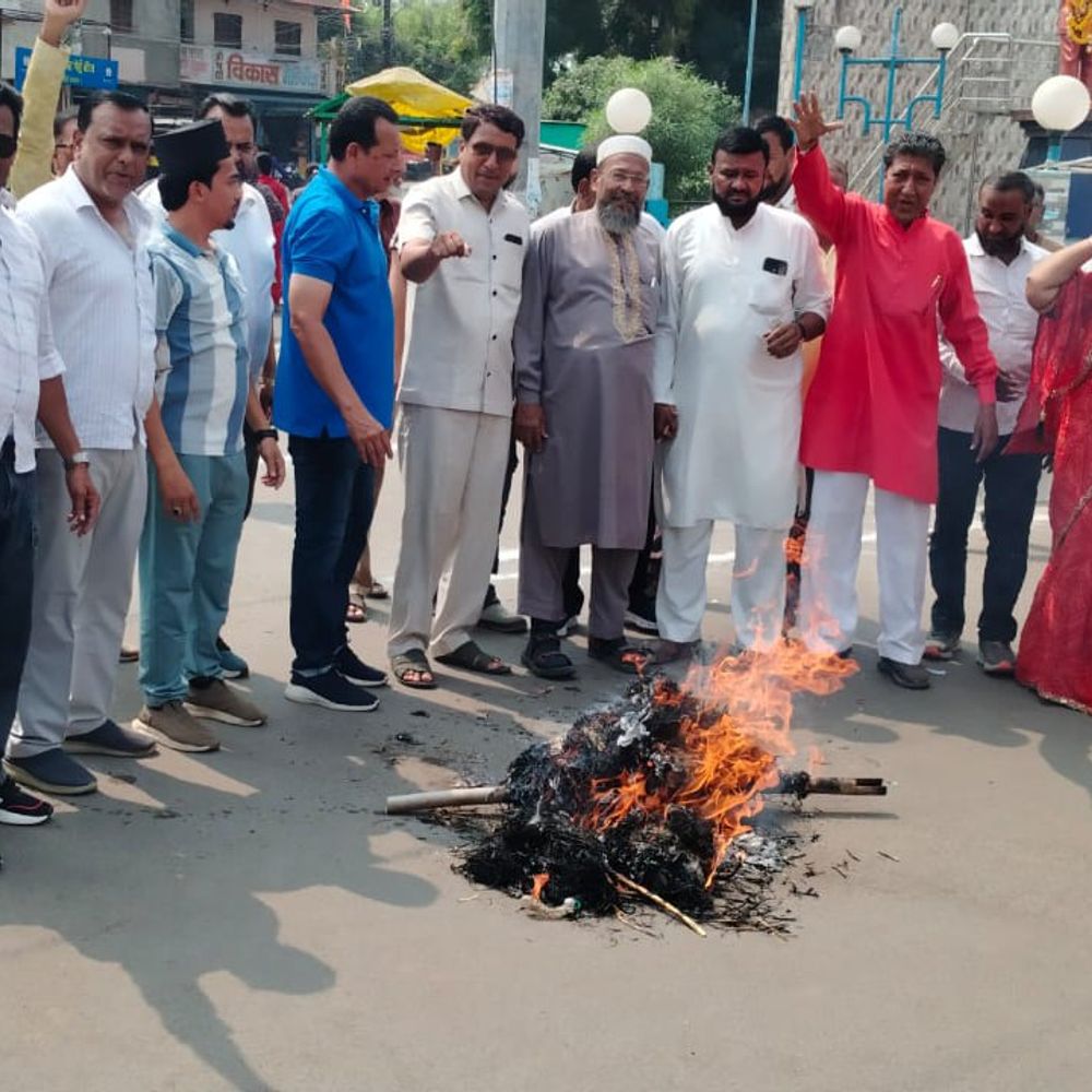 कांग्रेस ने चुनाव आयुक्त ज्ञानेश कुमार का पुतला दहन किया:दशहरा पर बुरहानपुर में मांगा इस्तीफा, मतदाता सूची पर उठाए सवाल