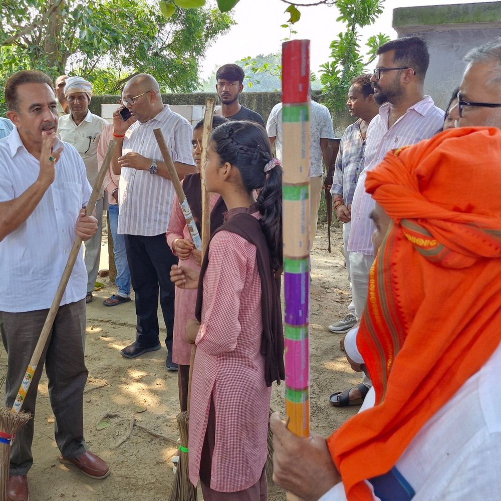 गोंडा में विदेश राज्यमंत्री का CJP प्रदर्शन पर बयान:बोले- पर्यावरण संरक्षण की भावना विकसित करना जरूरी, कंपोजिट विद्यालय में लगाई झाड़ू