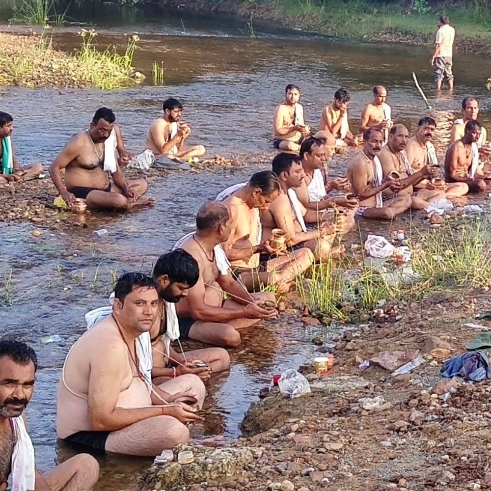 टीकमगढ़ में पितृ मोक्ष अमावस्या पर पूर्वजों को विदा किया:वृंदावन और महेंद्र सागर तालाब पर तर्पण, श्रद्धालुओं ने सुख-शांति की कामना