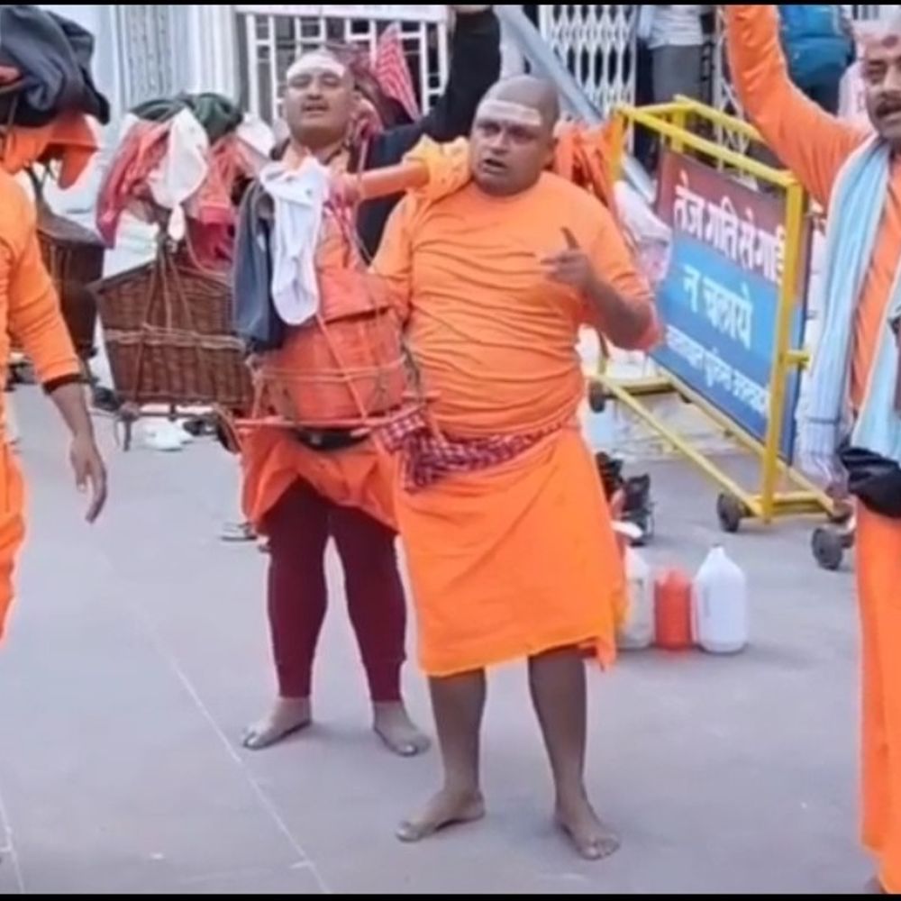 18 तीर्थ पुरोहितों ने गंगोत्री से कांवर यात्रा शुरू की:देवघर तक 1800 किमी नंगे पांव चलेंगे, जनवरी के अंतिम सप्ताह में पहुंचने का लक्ष्य