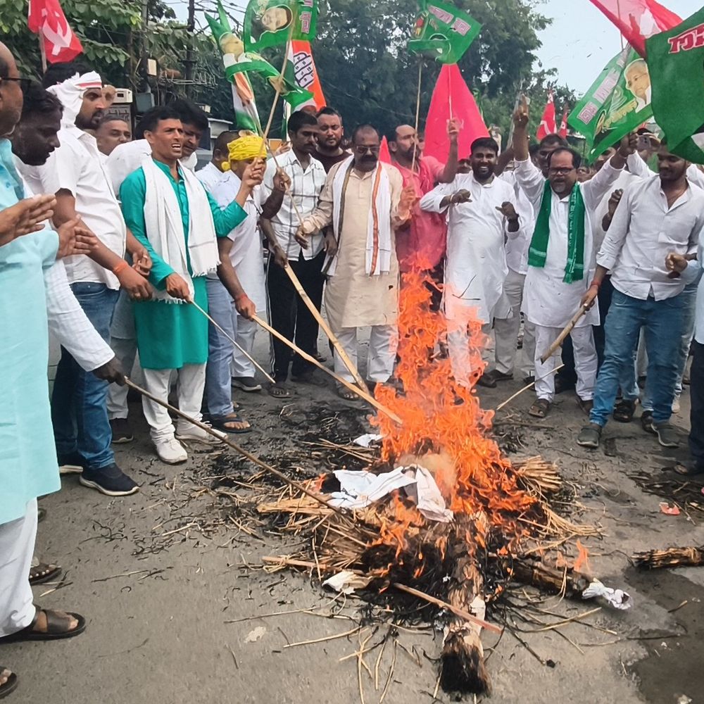 जहानाबाद में इंडिया गठबंधन ने निकाला आक्रोश मार्च:SIR के मुद्दे पर प्रदर्शन, पीएम मोदी समेत तीन पुतले फूंके