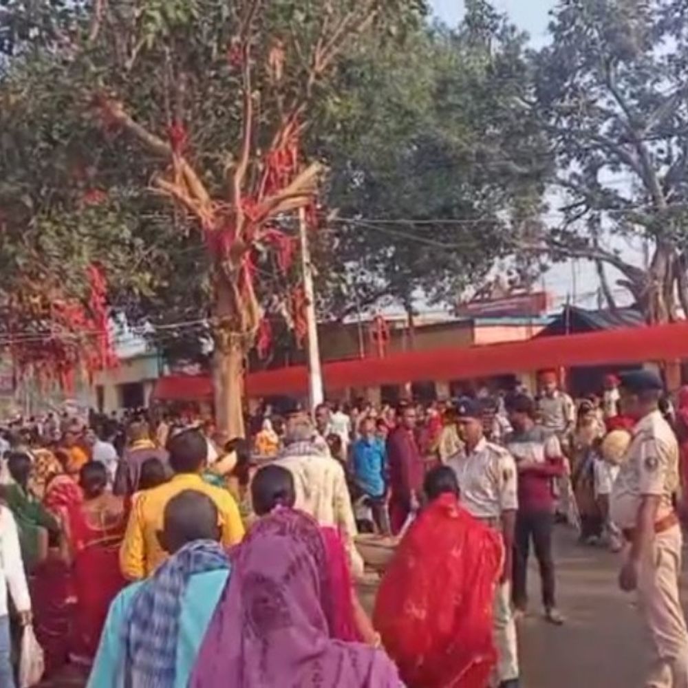 बांका के तिलडीहा दुर्गा मंदिर में महाअष्टमी पर भीड़:1.5KM लंबी कतार, जयकारों से गूंजा; LED स्क्रीन पर दर्शन कर रहे श्रद्धालु
