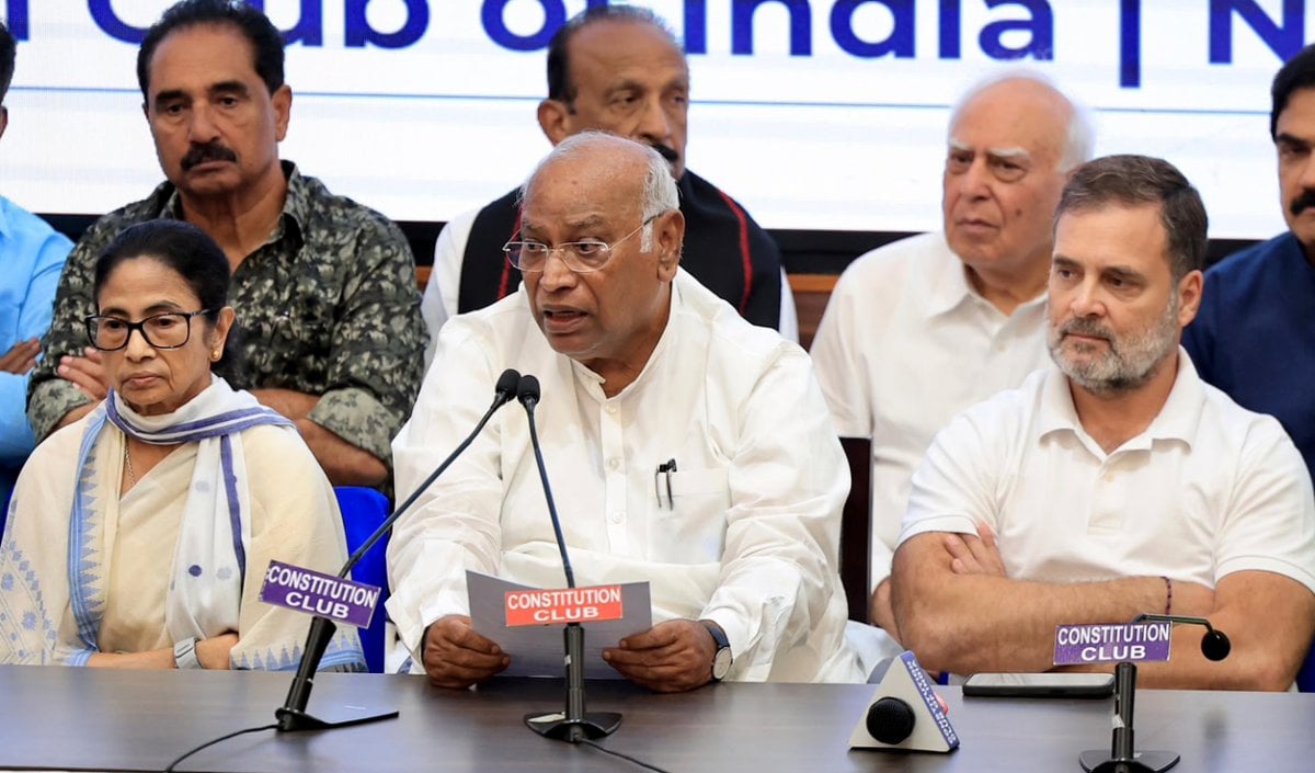 चुनावी अनियमितताओं और मतदाता सूची के मुद्दों पर विपक्ष का हल्लाबोल! संसद से निर्वाचन सदन तक निकालेंगे मार्च