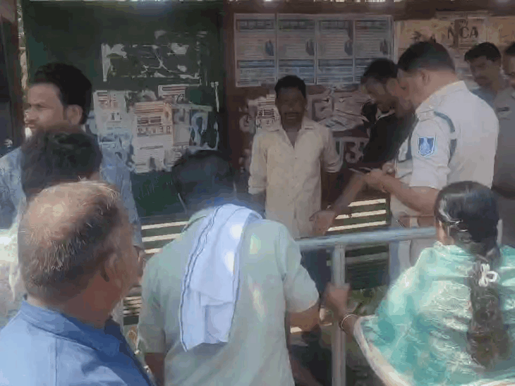 माचना ब्रिज के पास यात्री प्रतीक्षालय में मिला शव:रात को भाई के घर से टिफिन लेकर निकला था युवक; संदिग्ध परिस्थितियों में मौत, पुलिस जांच में जुटी