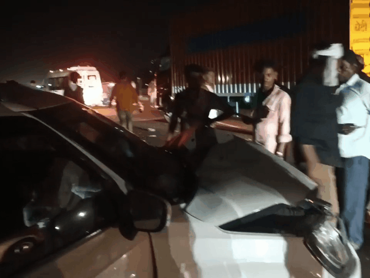 कैश वैन को कार ने पीछे से मारी टक्कर,:पलटने से 2 गार्ड घायल, खंडवा से कैश जमा कर लौट रहे थे इंदौर
