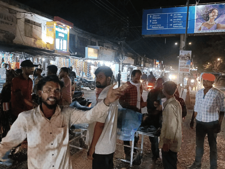 सतना मालगोदाम में काम करते मजदूर की मौत:साथी मजदूरों ने स्टेशन रोड पर लगाया जाम; ठेकेदार ने दिए 70 हजार रुपए, अफसरों की समझाइश से खुला रास्ता
