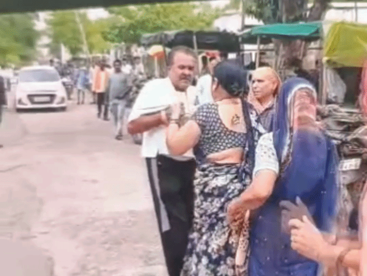 धार के SDM कार्यालय परिसर में किसान से मारपीट:महिलाओं ने चप्पलों से पीटा; 18 के खिलाफ थाने में शिकायत दर्ज