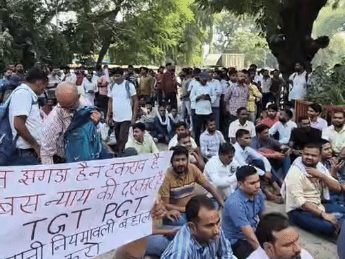 TGT-PGT पुरानी नियमावली छात्रों की मांग जारी:निदेशालय के गेट पर कई अभ्यर्थी अंदर जाने की मांग कर रहे