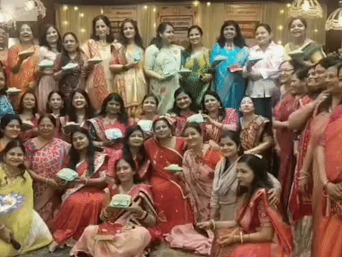 गोरखपुर में महिलाओं ने डांस और म्यूजिक से बांधा समा:एक साथ दिखी दिवाली – छठ की झलक, दीप सजाकर मनाई खुशियां