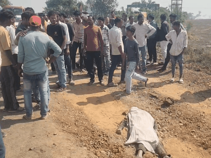 विदिशा में डंपर की टक्कर से मजदूर की मौत:परिजन का आरोप- पुलिस और एम्बुलेंस 2 घंटे तक नहीं पहुंची; गुस्साए लोगों ने लगाया जाम