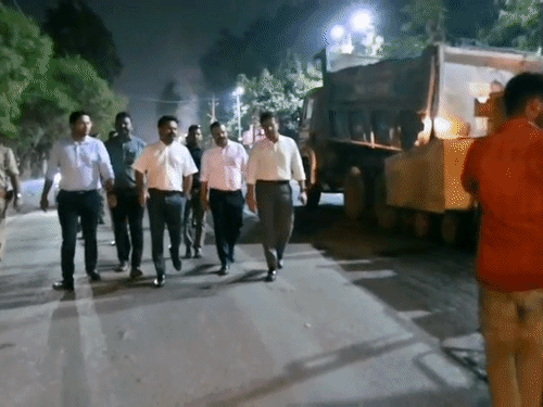 बजरिया में 18 लाख के पैचवर्क की खुली पोल:कानपुर में सड़कें जांचने निकले DM-नगर आयुक्त, दिवाली से पहले काम पूरा करने के निर्देश