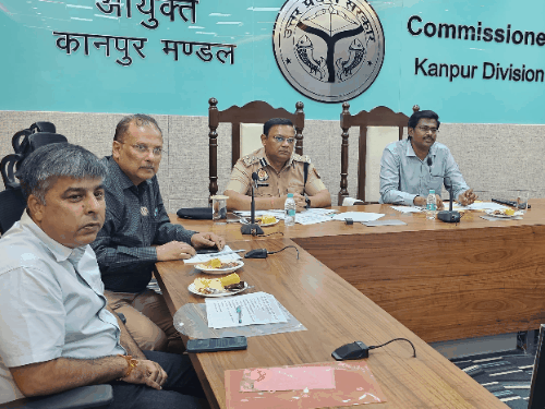दिवाली से पहले गड्ढामुक्त होंगी मंडल की सड़कें:कानपुर कमिश्नर ने दिए निर्देश, नवंबर के पहले सप्ताह में स्कूली वाहनों की होगी चेकिंग