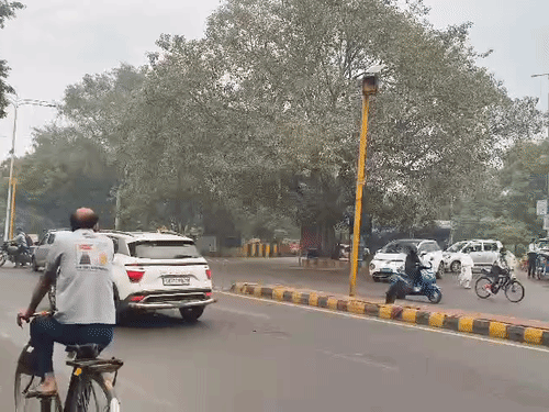 गाजियाबाद में बूंदाबादी से बदला मौसम:आज और कल झमाझम बारिश का अलर्ट, एक साथ गिरा तापमान