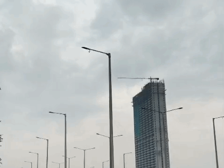 नोएडा में रात से रुक-रुककर बारिश:अधिकतम तापमान 30 डिग्री रहेगा, मौसम विभाग ने जारी किया यलो अलर्ट