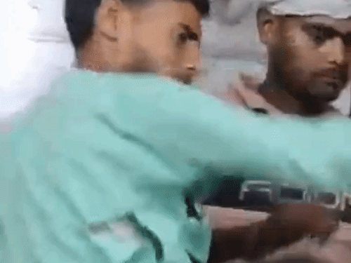 शराब की दुकान के बाहर दो पक्षों में मारपीट:रामपुर पुलिस ने दोनों पक्षों को थाने लाकर कराया समझौता