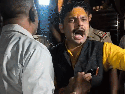 ग्वालटोली में 400 लोगों का धर्मांतरण कराने का आरोप, हंगामा:सड़क पर बैठे हिंदूवादी संगठन कार्यकर्ता, बोले- पुलिस ने धक्का-मुक्की की