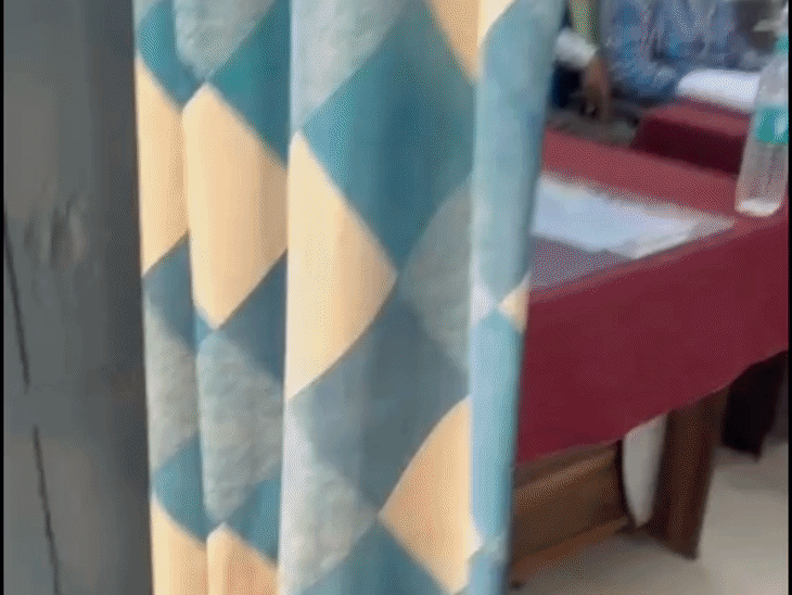 इछावर नगर परिषद की बैठक में पार्षद का धरना:जमीन पर बैठ गए, CMO से बहस; विकास कार्यों की जानकारी नहीं मिलने से जताई नाराजगी