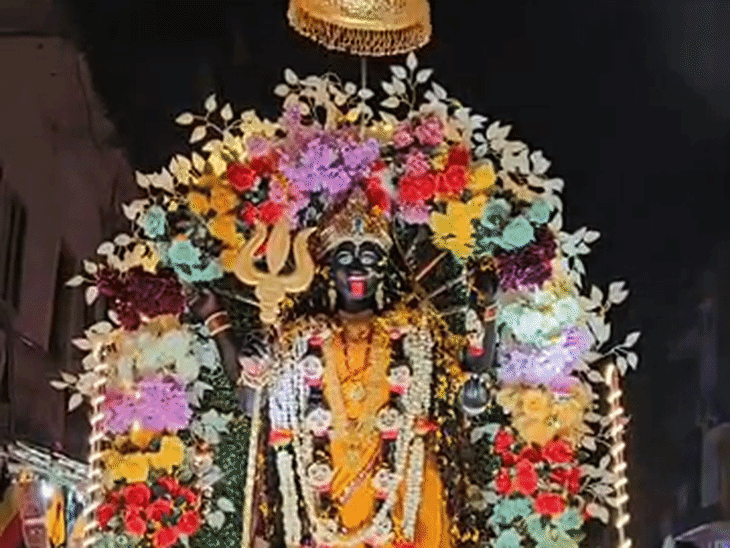 मशाल जुलूस के साथ निकली मां महाकाली की पालकी:देवरी में 150 साल पुरानी परंपरा, कलाकारों ने दिखाए करतब; ढोल-नगाड़ों पर झूमे भक्त