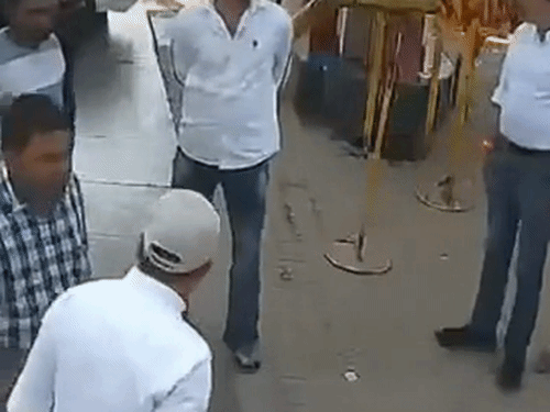 हापुड़ में CNG पंप पर मारपीट, सर्टिफिकेट मांगने पर विवाद:चालक ने परिचितों को बुलाया, लाठी-डंडे से हुए हमले में 2 घायल