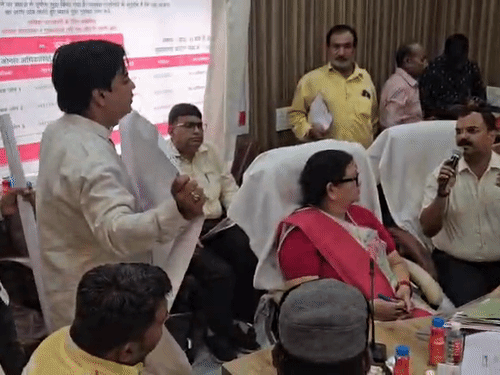 नगर निगम कार्यकारिणी की बैठक में हंगामा:मंगल भवन की कमेटी भंग करने पर पार्षदों ने घेरा,नगर आयुक्त बोले-पर्सनल कमेंट न करें