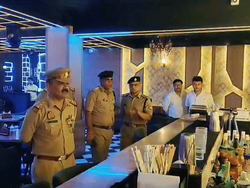 कानपुर पुलिस ने 265 रेस्टोरेंट-कैफे में छापेमारी की:चकेरी में 11वीं का स्टूडेंट हुक्का पिलाता मिला, 5 पर मुकदमा, 25 लोग हिरासत में